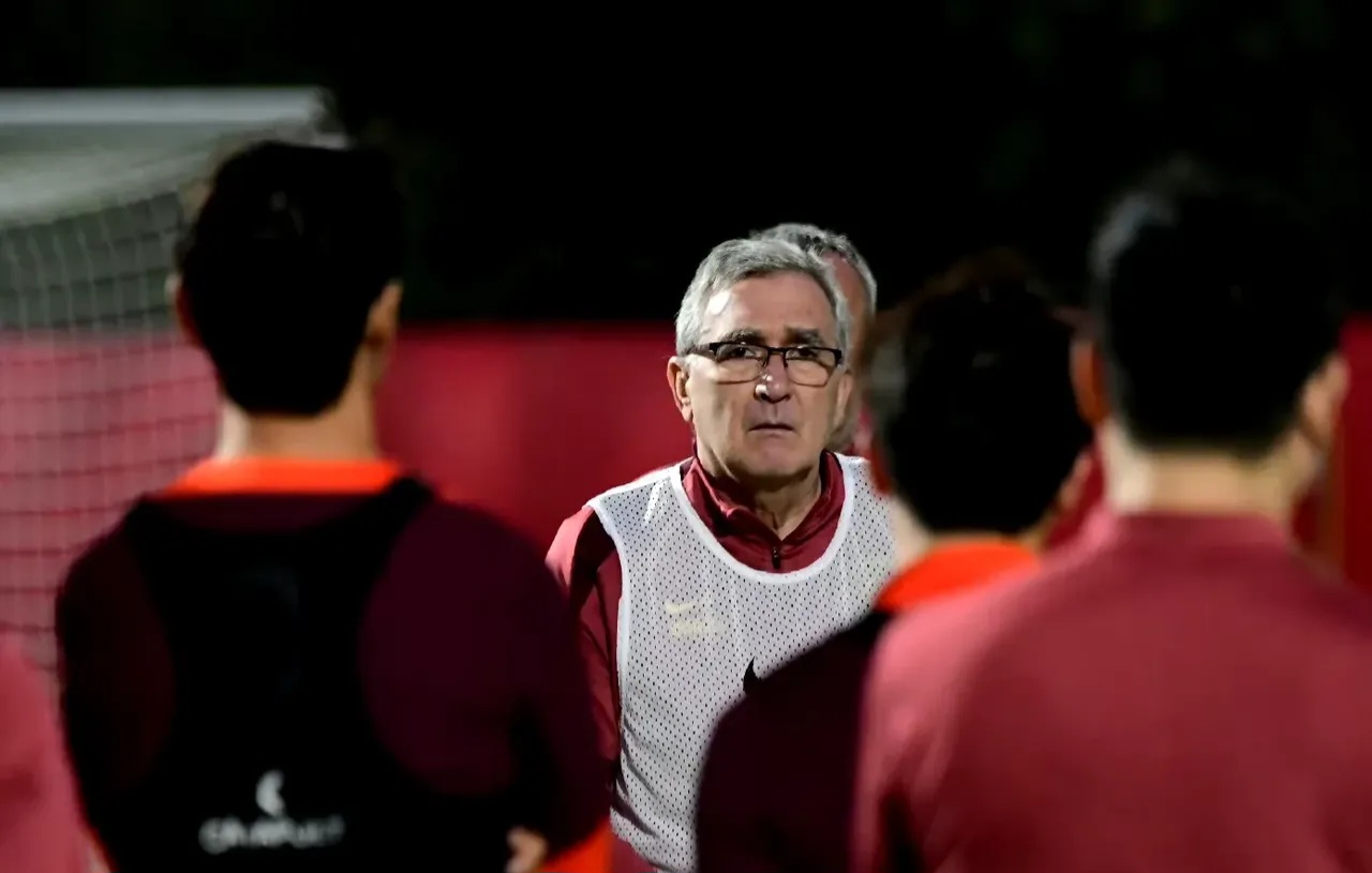 坚持战术风格,球队连续比赛保持不败战绩 坚持战术风格,球队连续比赛保持不败战绩