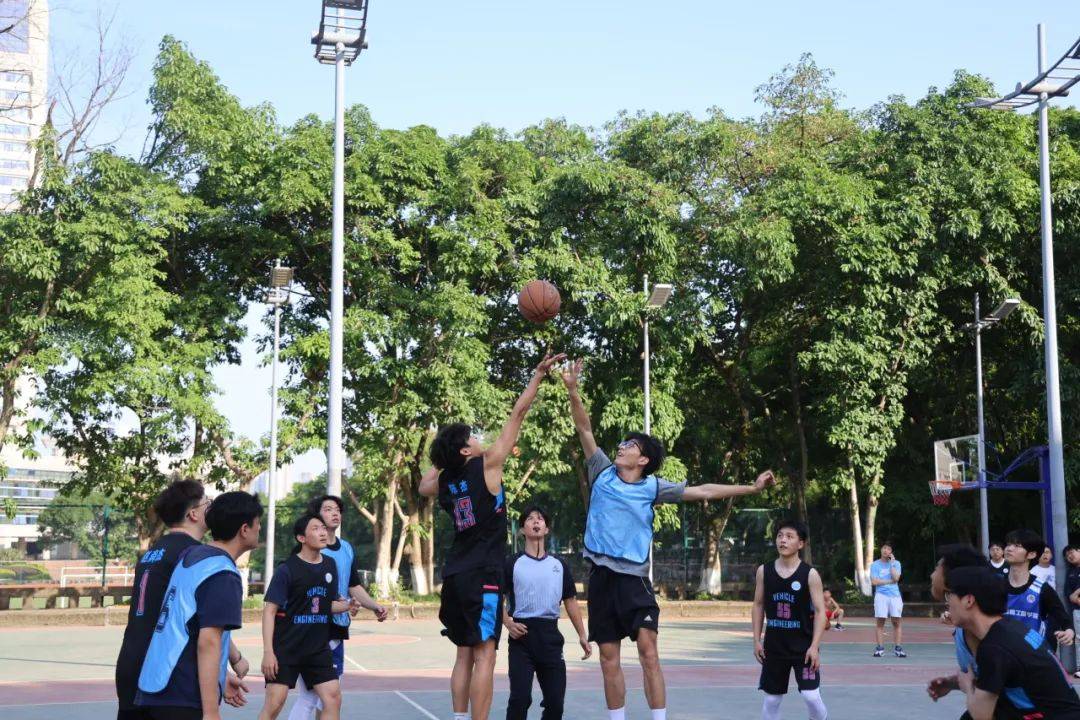 包含篮球对决精彩激烈,球队顶住压力脱颖而出的词条 包含篮球对决精彩激烈,球队顶住压力脱颖而出的词条