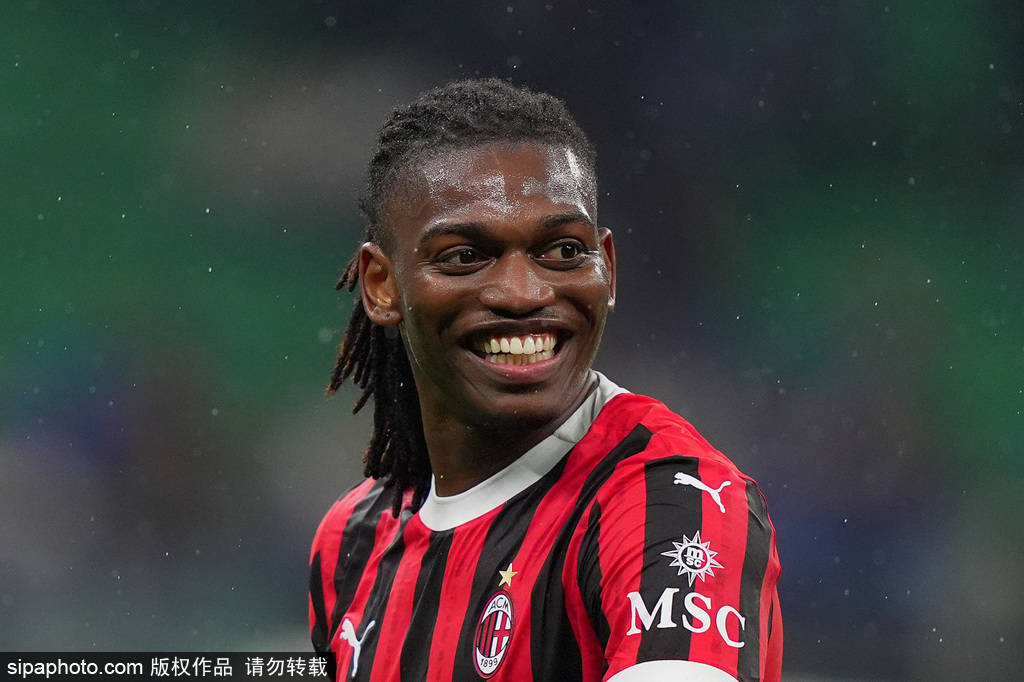 比赛中出现悬念,球迷屏息以待 比赛中出现悬念,球迷屏息以待