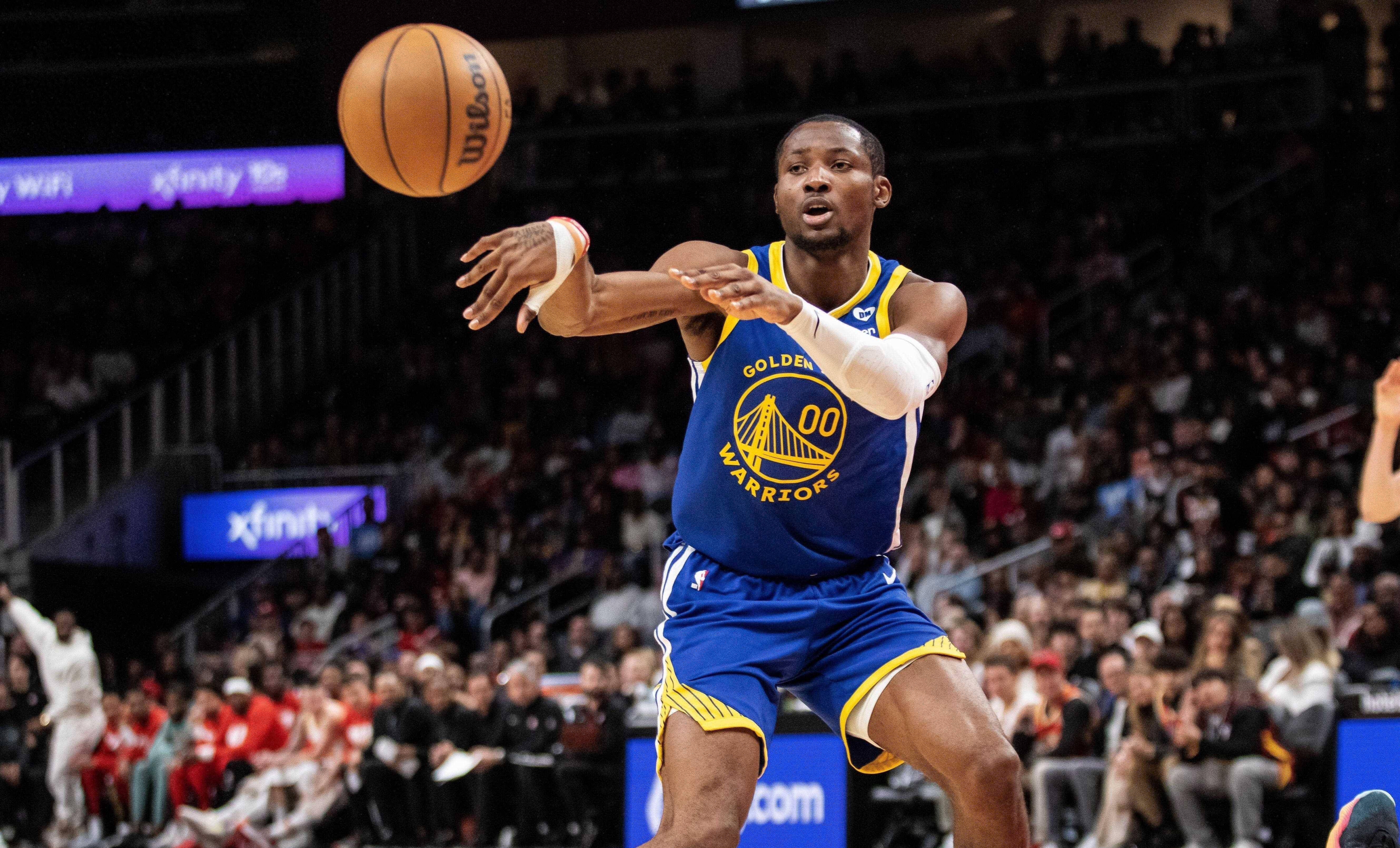 勇士迎战公牛,库里回归后再展身手 勇士迎战公牛,库里回归后再展身手