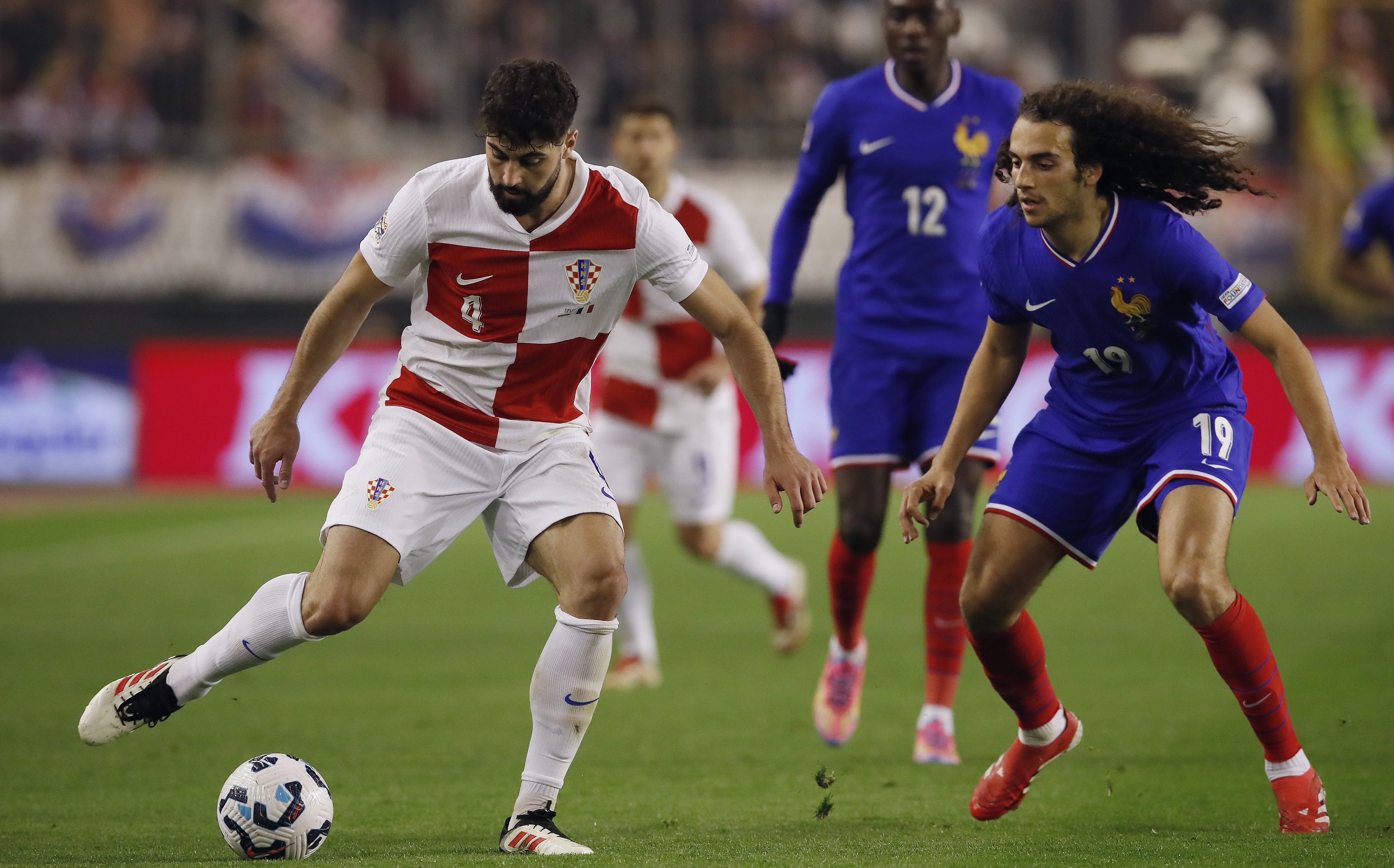 欧洲足球精英争夺胜利，备战下一轮对抗