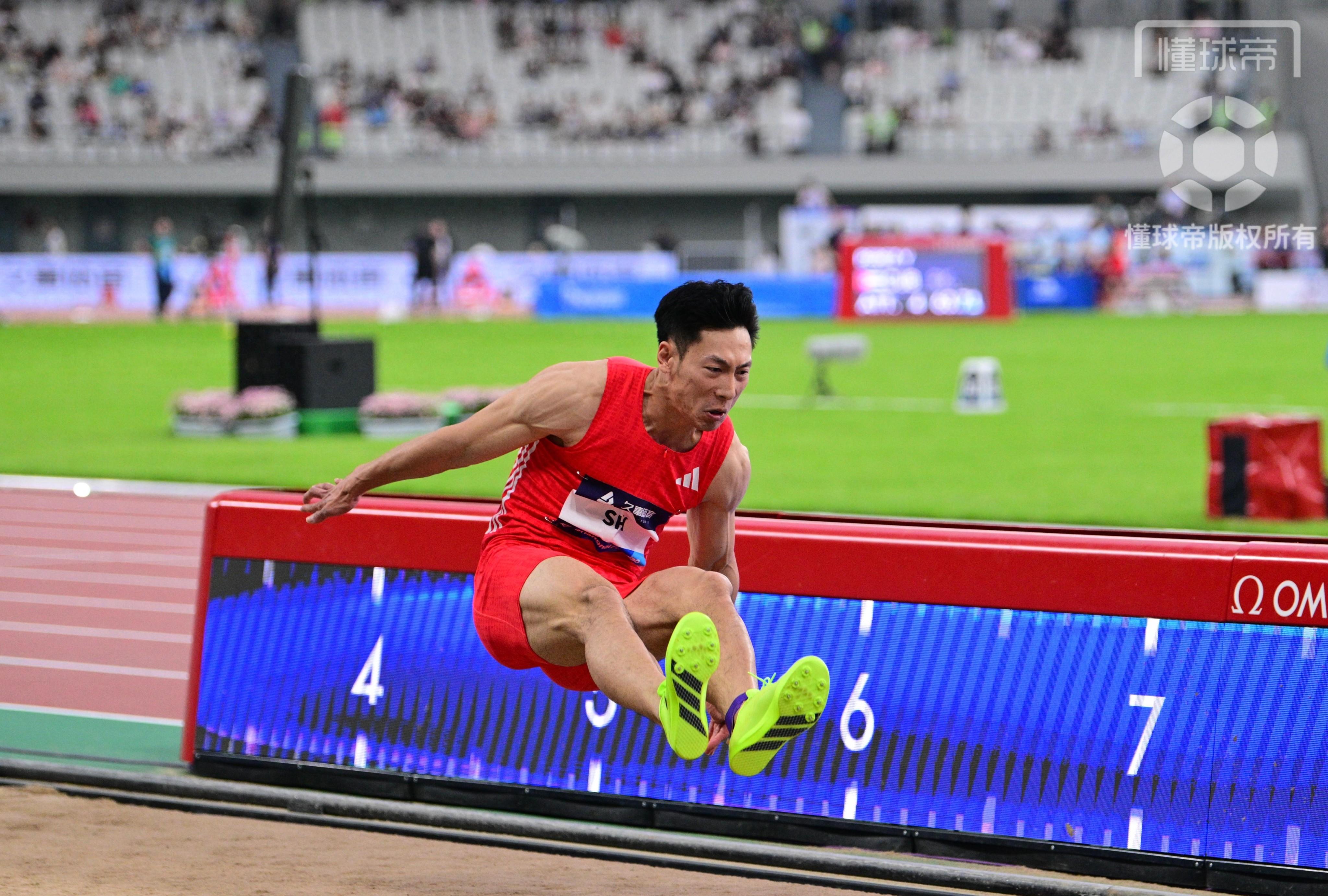 PG中国官网-田径选手跳跃飞起，勇夺第一名