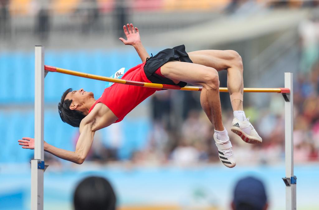 田径选手跳跃飞起,勇夺第一名 田径选手跳跃飞起,勇夺第一名