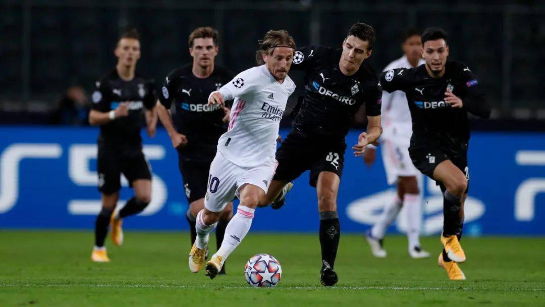 萨尔茨堡大胜门兴,提升士气 萨尔茨堡大胜门兴,提升士气