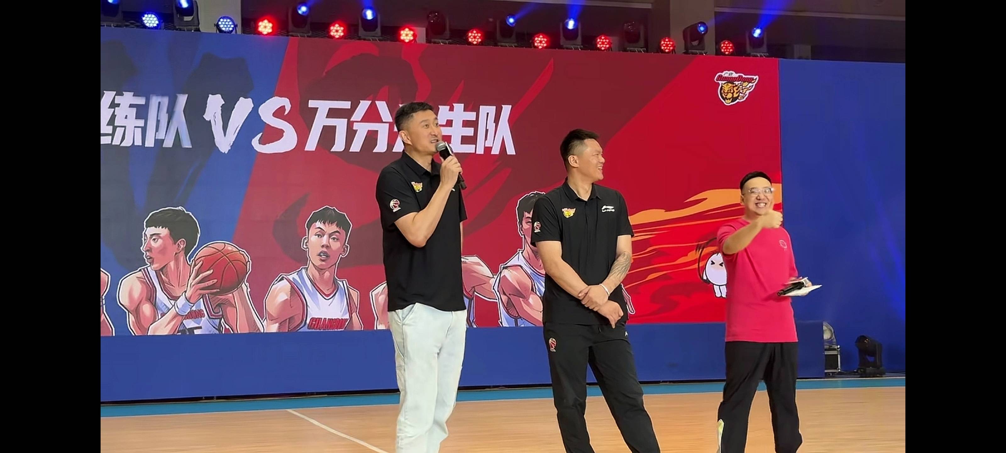 西藏男篮大胜,赢得球迷喝彩 西藏男篮大胜,赢得球迷喝彩