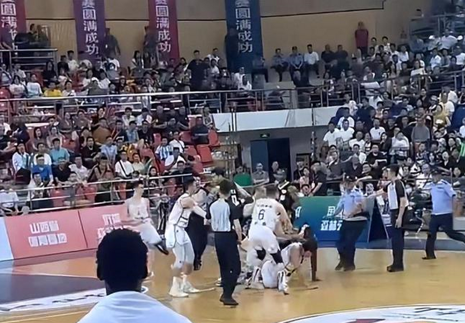 包含纷纷扰扰!球场上的激烈对抗引爆热血的词条 包含纷纷扰扰!球场上的激烈对抗引爆热血的词条