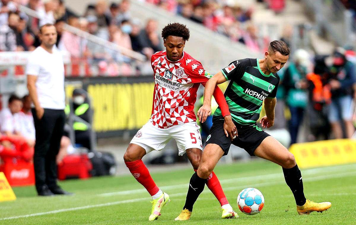 弗赖堡中卫稳固防线,助球队取胜 弗赖堡中卫稳固防线,助球队取胜