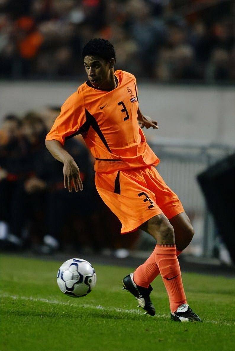 荷兰队在欧洲预选赛中遭遇失利，面临压力