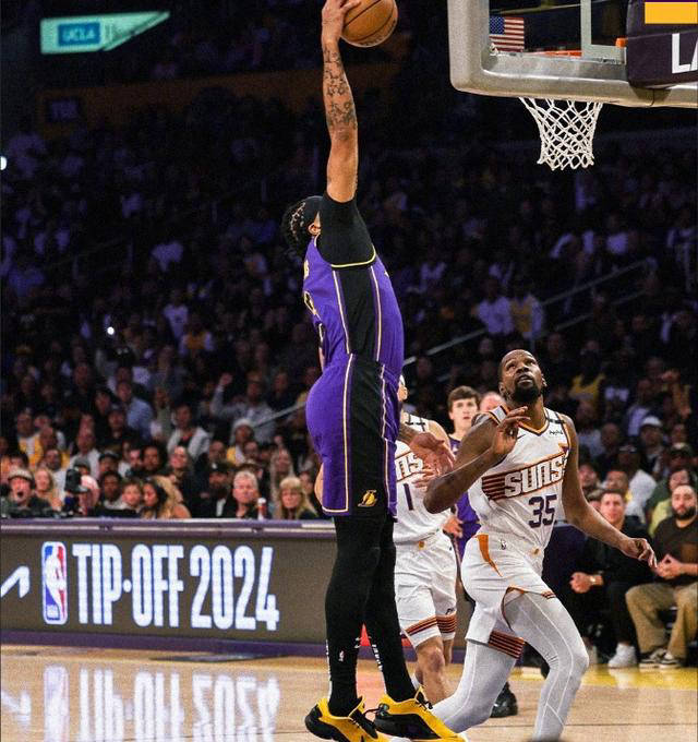 湖人客场逆转太阳，詹姆斯关键时刻挺身而出的简单介绍