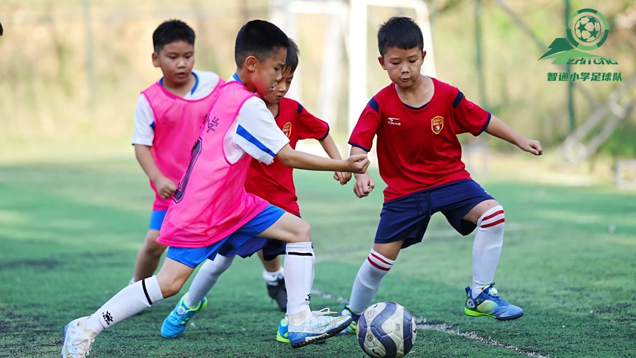 足球队挑战强队，球员鼓足斗志备战