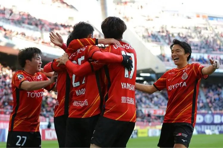 众望所归，优胜者荣耀归来，足球联赛引发热议