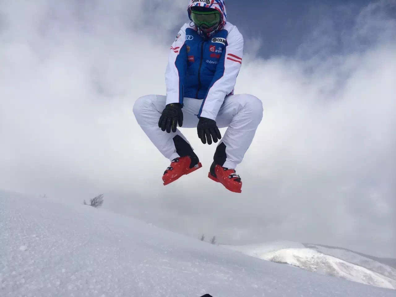 瑞士高山滑雪选手破纪录，稳步前行夺冠