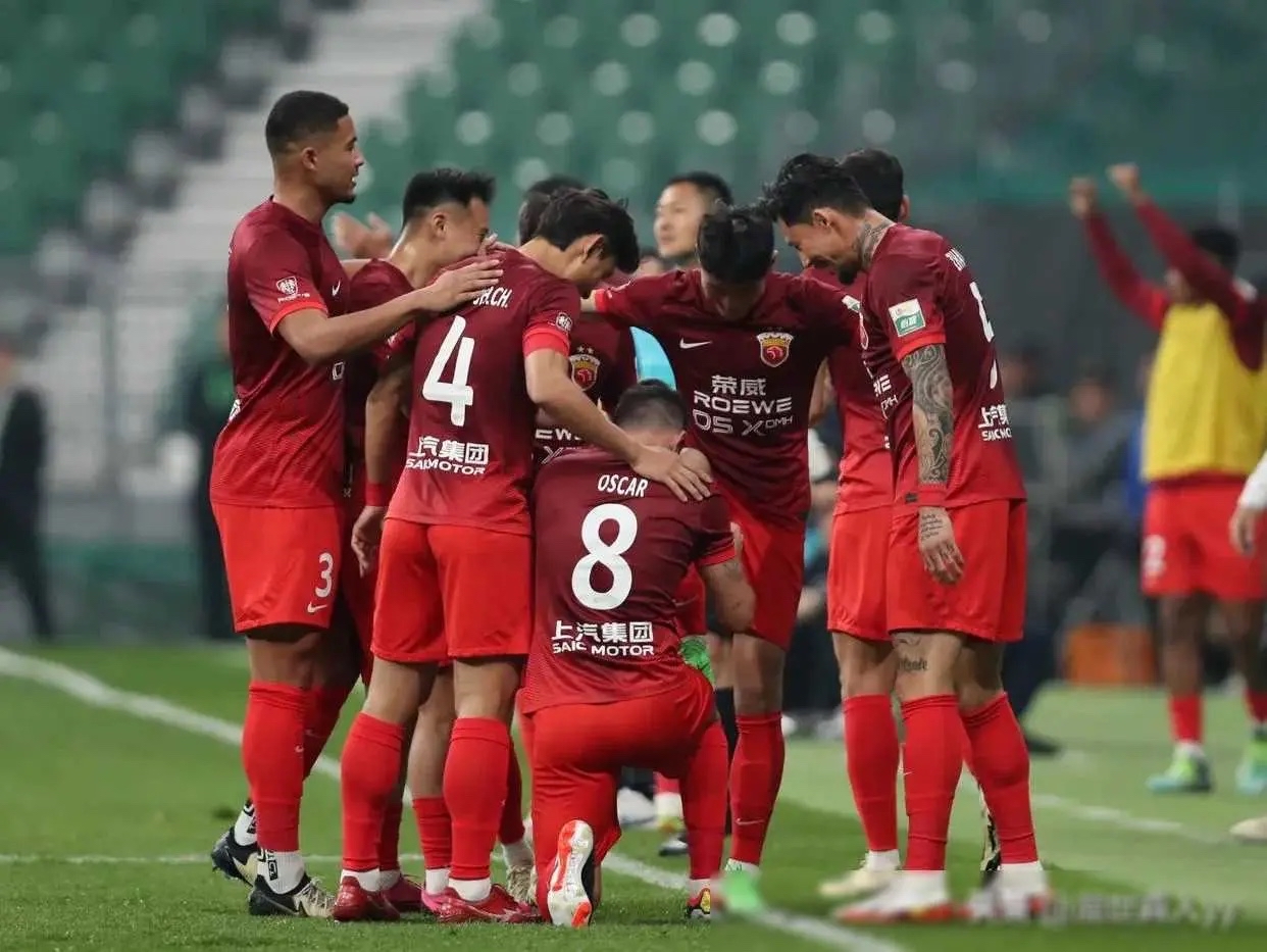 精彩瞬间连连!顶级球员的对抗让人目不转睛 精彩瞬间连连!顶级球员的对抗让人目不转睛