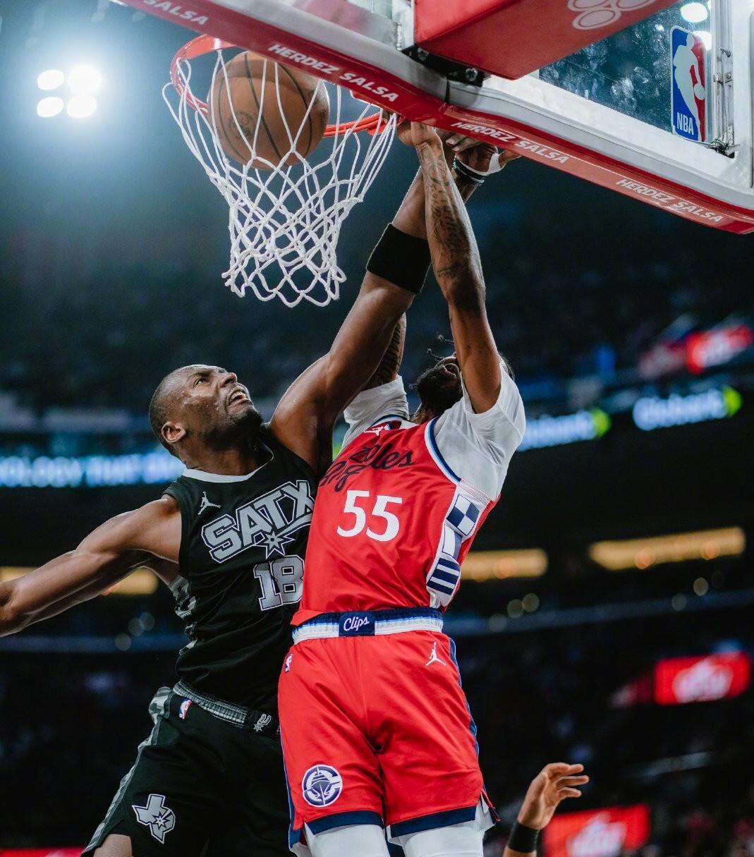 PG电子试玩官网-快船逆风翻盘：莱昂纳德再现MVP级表现助队获胜