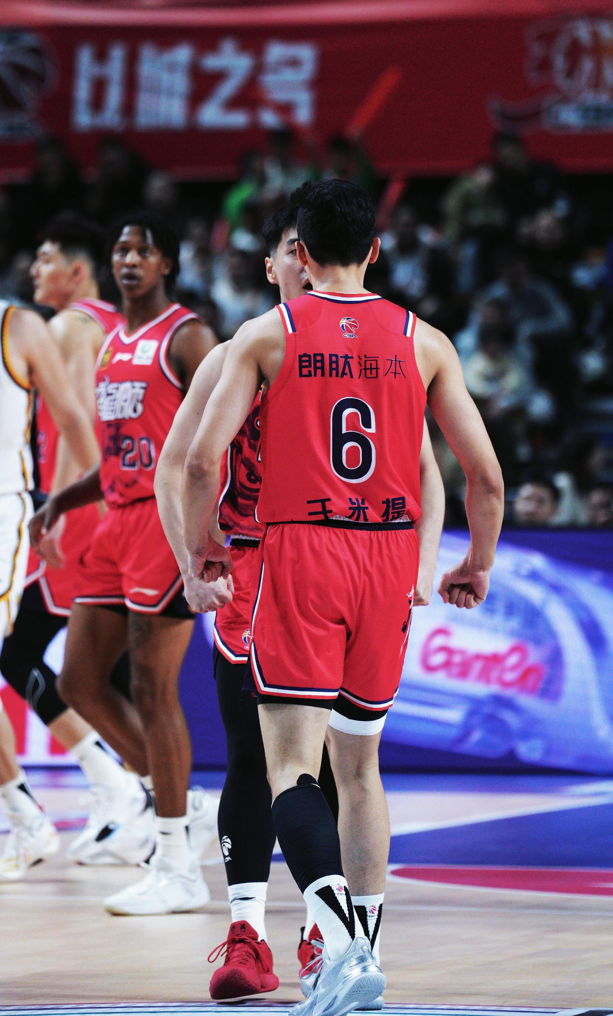 包含广州队客场演绎壮烈战斗，险胜对手晋级下一轮的词条