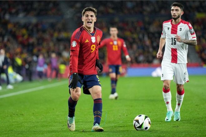 西班牙球星受伤退出比赛，球队备战受阻的简单介绍