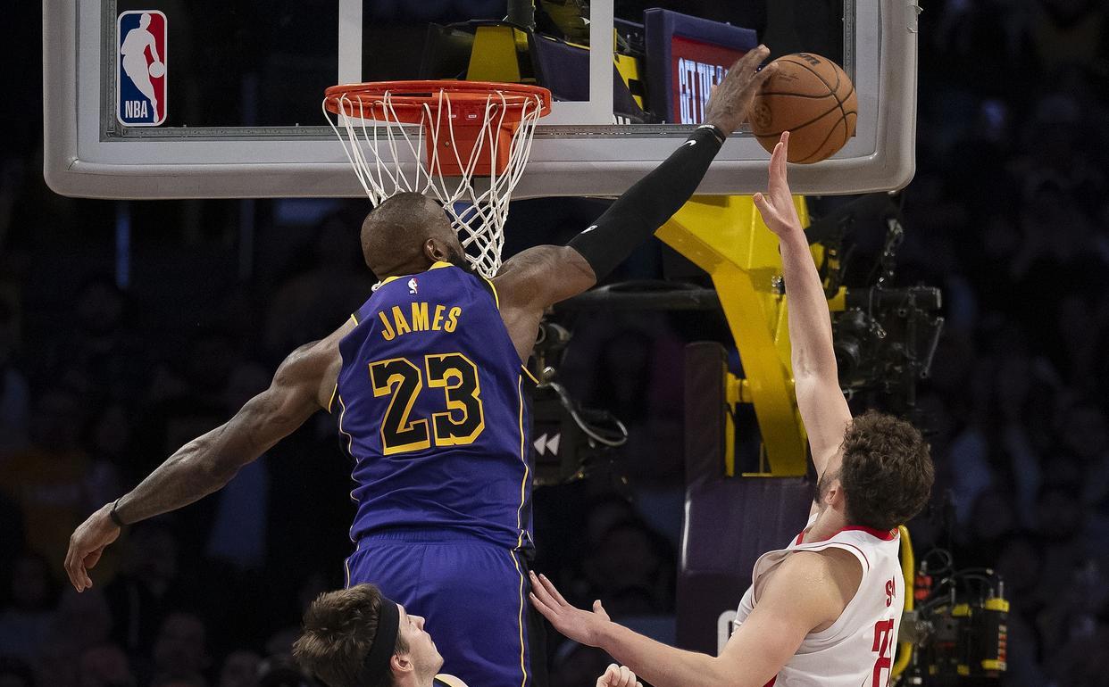 火箭不敌湖人,战绩持续低迷 火箭不敌湖人,战绩持续低迷