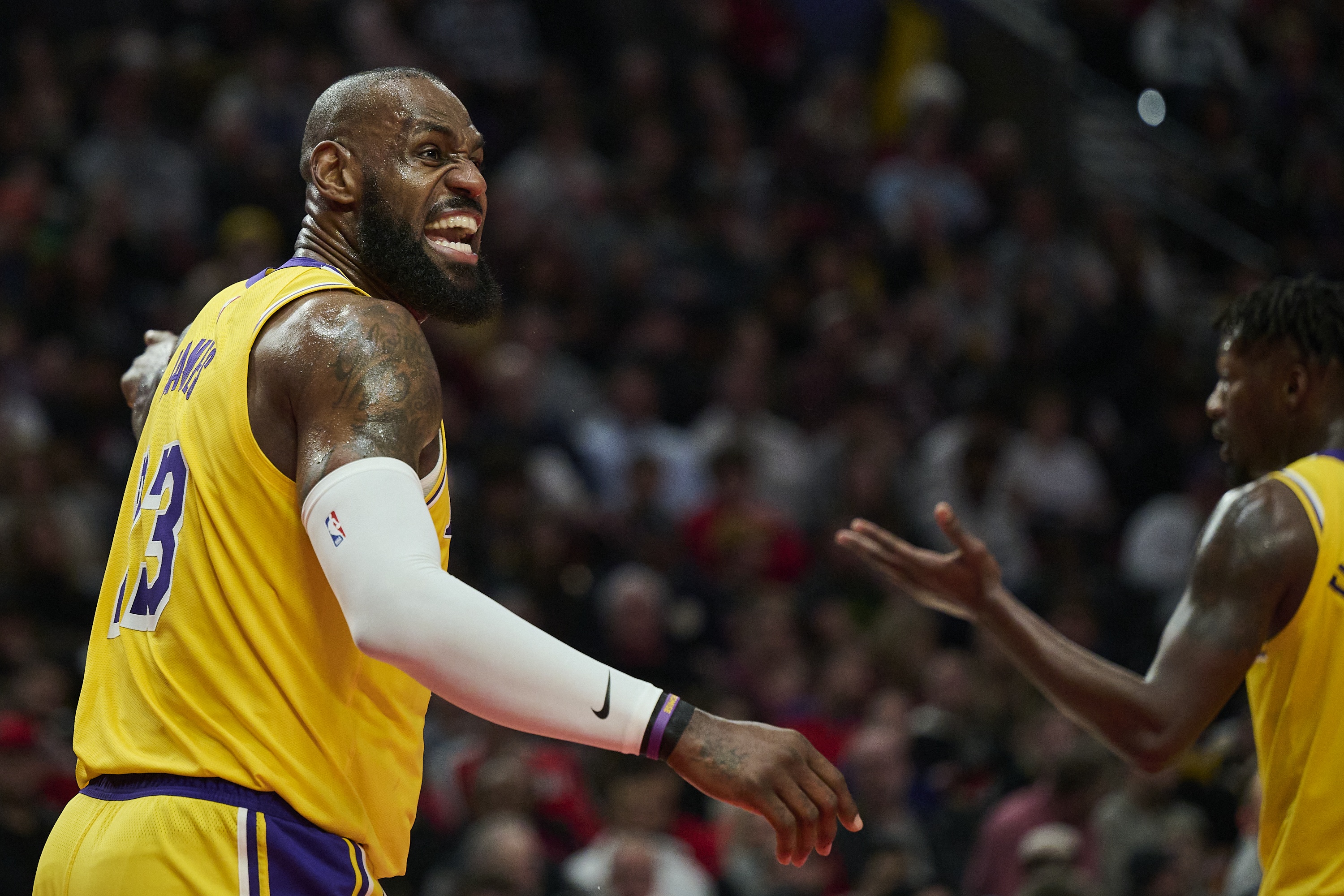 NBA常规赛：湖人大胜雷霆，詹姆斯再砍三双