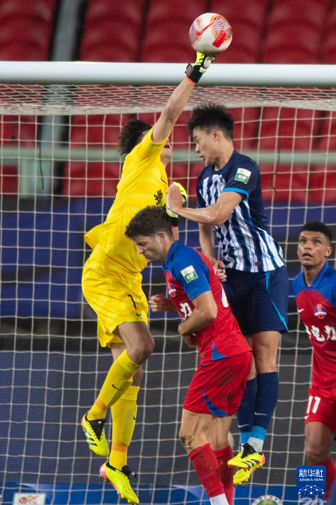 门将扑点绝杀,赛场气氛瞬间高涨 门将扑点绝杀,赛场气氛瞬间高涨